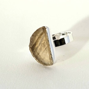Anello geometrico regolabile in argento con citrino grezzo