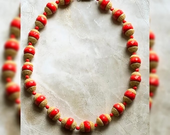 Colar de contas texturizadas facetadas Art Déco de vidro tcheco vermelho e bege