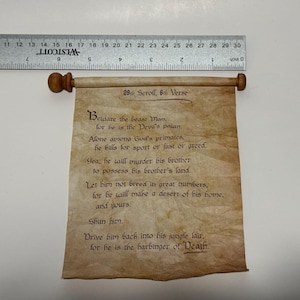 Puede incluir: Un rollo de pergamino con un rollo de madera en la parte superior e inferior. El rollo est&aacute; enrollado y atado con una cuerda. El texto en el rollo dice: "29th Scroll, 6th Verse Beware the beast Man for he is the Devil's pawn. Alone among God's primates, he kills for sport or lust or greed. Yea, he will murder his brother to possess his brother's land. Let him not breed in great numbers, for he will make a desert of his home, and yours. Shun him. Drive him back into his jungle lair, for he is the harbinger of Death."