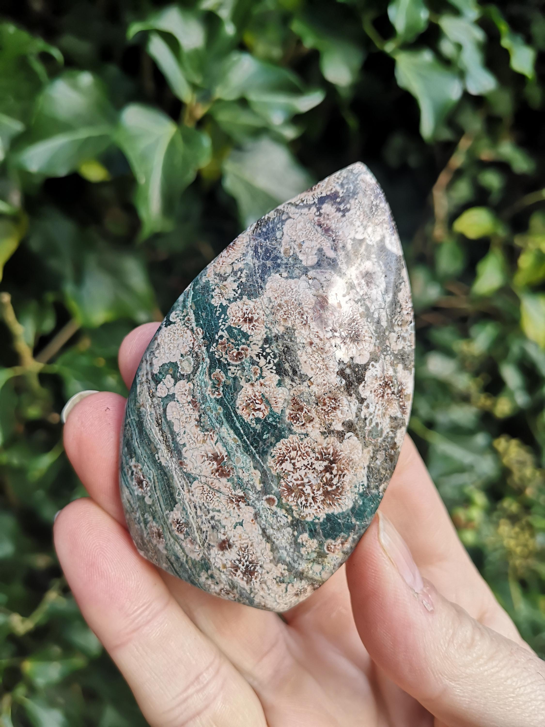 パワーストーン Sakura Jasper Carved Flame 133g - African Green Flower Agate Tower