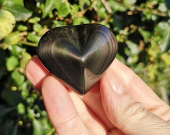 Corazón tallado en obsidiana arcoíris de 47 mm - Corazón tallado en obsidiana arcoíris de 62 g - Llamativa forma de corazón de obsidiana arcoíris - Regalo de corazón protector