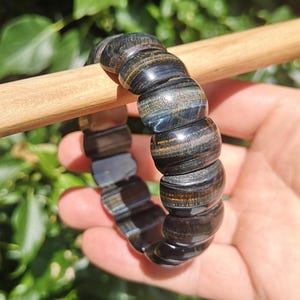 Blue Tigers Eye Crystal Bracelet - Hawks Eye Soft Bangle - Rare Falcons Eye Stretch Bangle - Flashy Tigers Eye Bracelet Cuff - Protection immagine 1