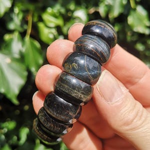 Blue Tigers Eye Crystal Bracelet - Hawks Eye Soft Bangle - Rare Falcons Eye Stretch Bangle - Flashy Tigers Eye Bracelet Cuff - Protection immagine 5