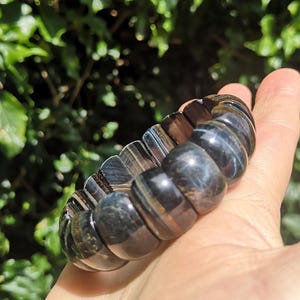 Blue Tigers Eye Crystal Bracelet - Hawks Eye Soft Bangle - Rare Falcons Eye Stretch Bangle - Flashy Tigers Eye Bracelet Cuff - Protection immagine 4