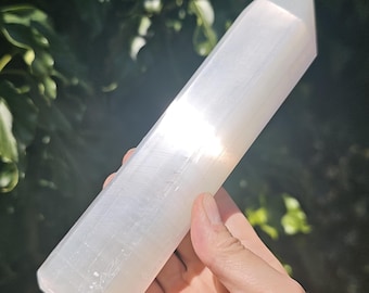 Torre de selenita - Obelisco grande de selenita de 20 cm (segunda calidad) - Precio reducido debido a marcas de transporte desde Marruecos - Se vende tal cual se ve.