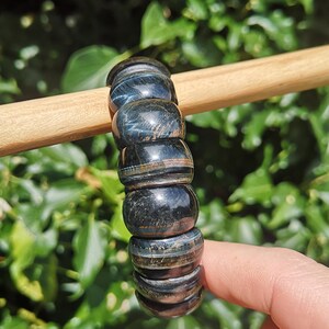 Blue Tigers Eye Crystal Bracelet - Hawks Eye Soft Bangle - Rare Falcons Eye Stretch Bangle - Flashy Tigers Eye Bracelet Cuff - Protection immagine 8