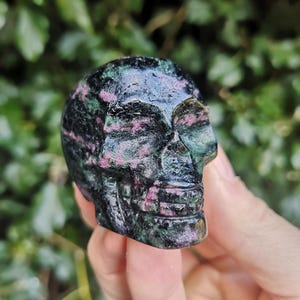 Ruby In Zoisite Crystal Skull - 2 inch Skull Ruby Zoisite Carving - 126g Rare Ruby Zoisite Skull - Crystal Anyolite Skull Carving-Ruby Skull