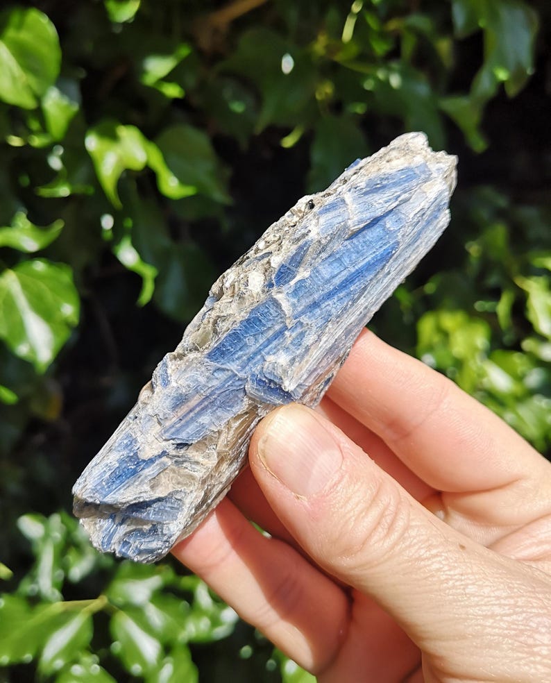 Natural Blue Kyanite Crystal - Raw Blue Kyanite Specimen - Blue Kyanite with Mica - Cutting Energy Cords - Crystal For Throat Chakra Bild 1