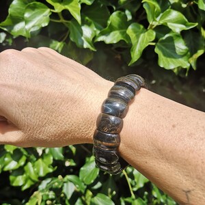 Blue Tigers Eye Crystal Bracelet - Hawks Eye Soft Bangle - Rare Falcons Eye Stretch Bangle - Flashy Tigers Eye Bracelet Cuff - Protection immagine 3