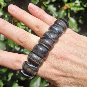 Blue Tigers Eye Crystal Bracelet - Hawks Eye Soft Bangle - Rare Falcons Eye Stretch Bangle - Flashy Tigers Eye Bracelet Cuff - Protection immagine 7