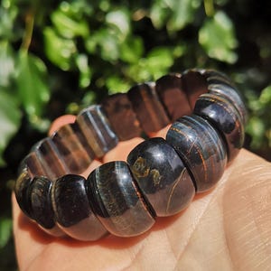 Blue Tigers Eye Crystal Bracelet - Hawks Eye Soft Bangle - Rare Falcons Eye Stretch Bangle - Flashy Tigers Eye Bracelet Cuff - Protection immagine 6