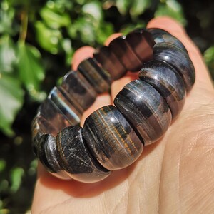 Blue Tigers Eye Crystal Bracelet - Hawks Eye Soft Bangle - Rare Falcons Eye Stretch Bangle - Flashy Tigers Eye Bracelet Cuff - Protection immagine 2