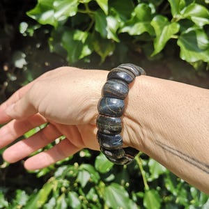 Blue Tigers Eye Crystal Bracelet - Hawks Eye Soft Bangle - Rare Falcons Eye Stretch Bangle - Flashy Tigers Eye Bracelet Cuff - Protection immagine 9