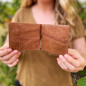 Cartera plegable delgada de cuero genuino envejecido de grano superior en color marrón coñac/carmelo, con cierre de latón, clip magnético y clip para billetes con resorte, además de bolsa de REGALO reutilizable