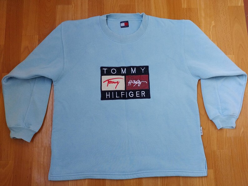 TOMMY HILFIGER sweatshirt vintage light blue shirt, 90s hip hop clothing, 1990s hip hop shirt, Tommy big logo, sewn big logo, size M Medium TOMMY HILFIGER sweatshirt vintage light blue shirt, 90s hip hop clothing, 1990s hip hop shirt, Tommy big logo, sewn big logo, size M Medium