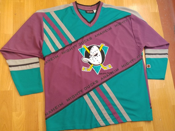 Vintage 1990s Mighty Ducks Of Anaheim NHL Logo 7 Crewneck Sweatshirt / –  LOST BOYS VINTAGE