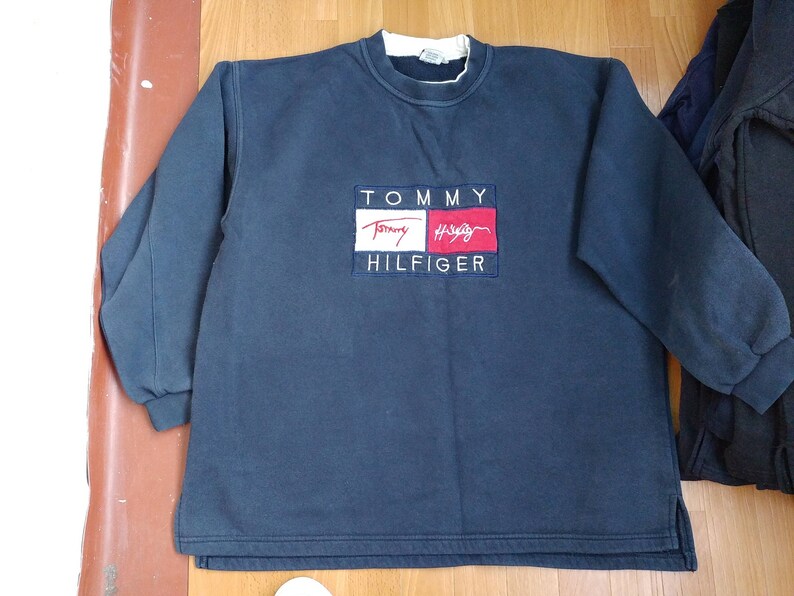 1990s hip hop shirt 90s hip-hop clothing Tommy big logo gangsta rap sewn big logo TOMMY HILFIGER sweatshirt vintage blue shirt size XL