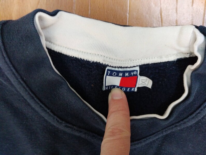 1990s hip hop shirt 90s hip-hop clothing Tommy big logo gangsta rap sewn big logo TOMMY HILFIGER sweatshirt vintage blue shirt size XL