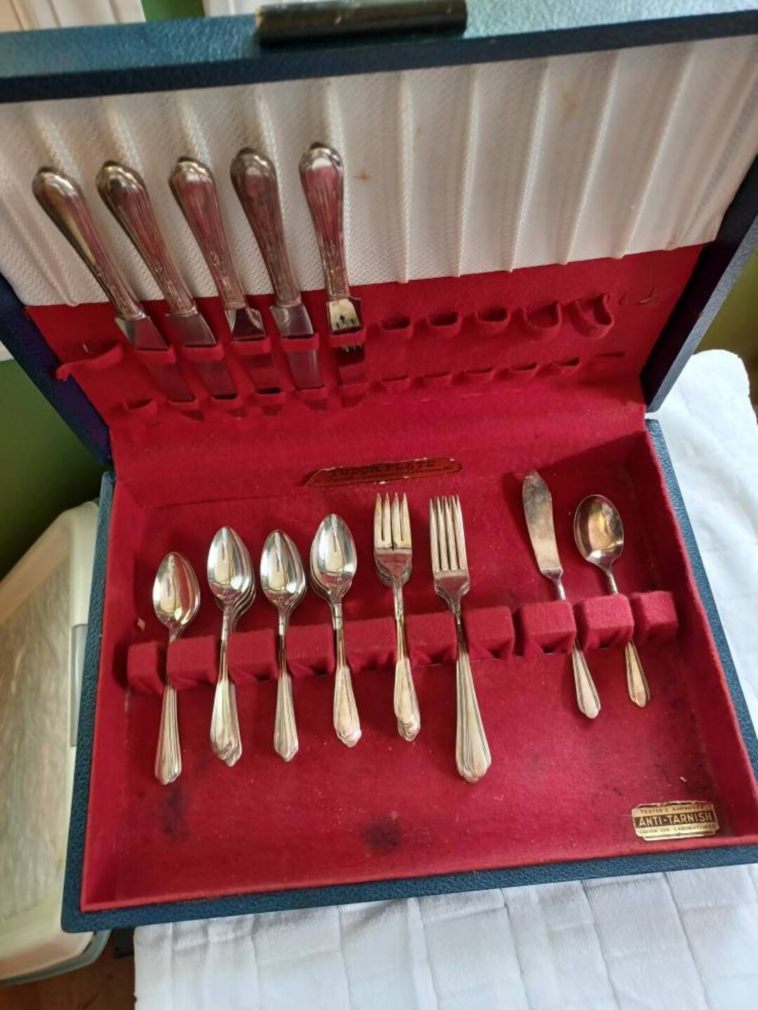 oneida-community-tudor-plate-sweet-briar-silver-plate-flatware-set-ebth