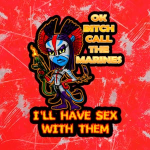 Pode incluir: Ilustração de desenho animado de um personagem de pele azul com cabelo vermelho e preto, segurando uma arma com uma chama. A imagem inclui o texto "OK BITCH CALL THE MARINES" e "I'LL HAVE SEX WITH THEM" em um fundo vermelho.