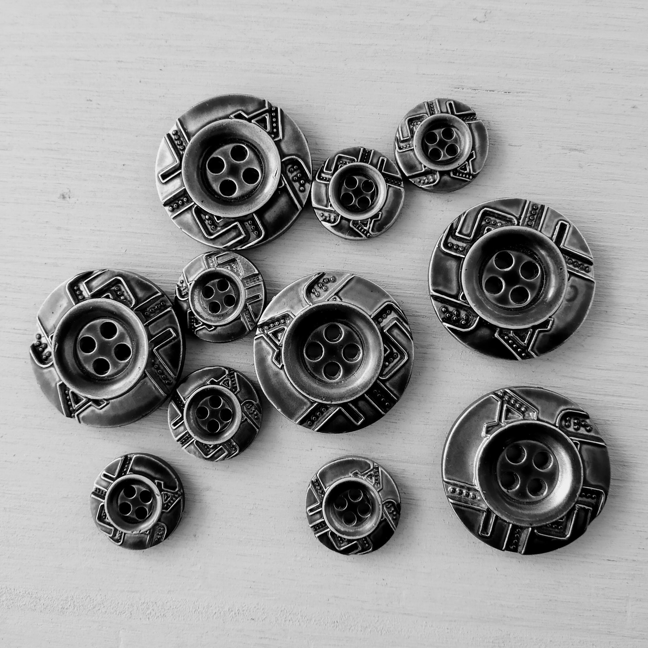Set of 11 Vintage Buttons Coat Buttons Cardigan Buttons 1530 Etsy