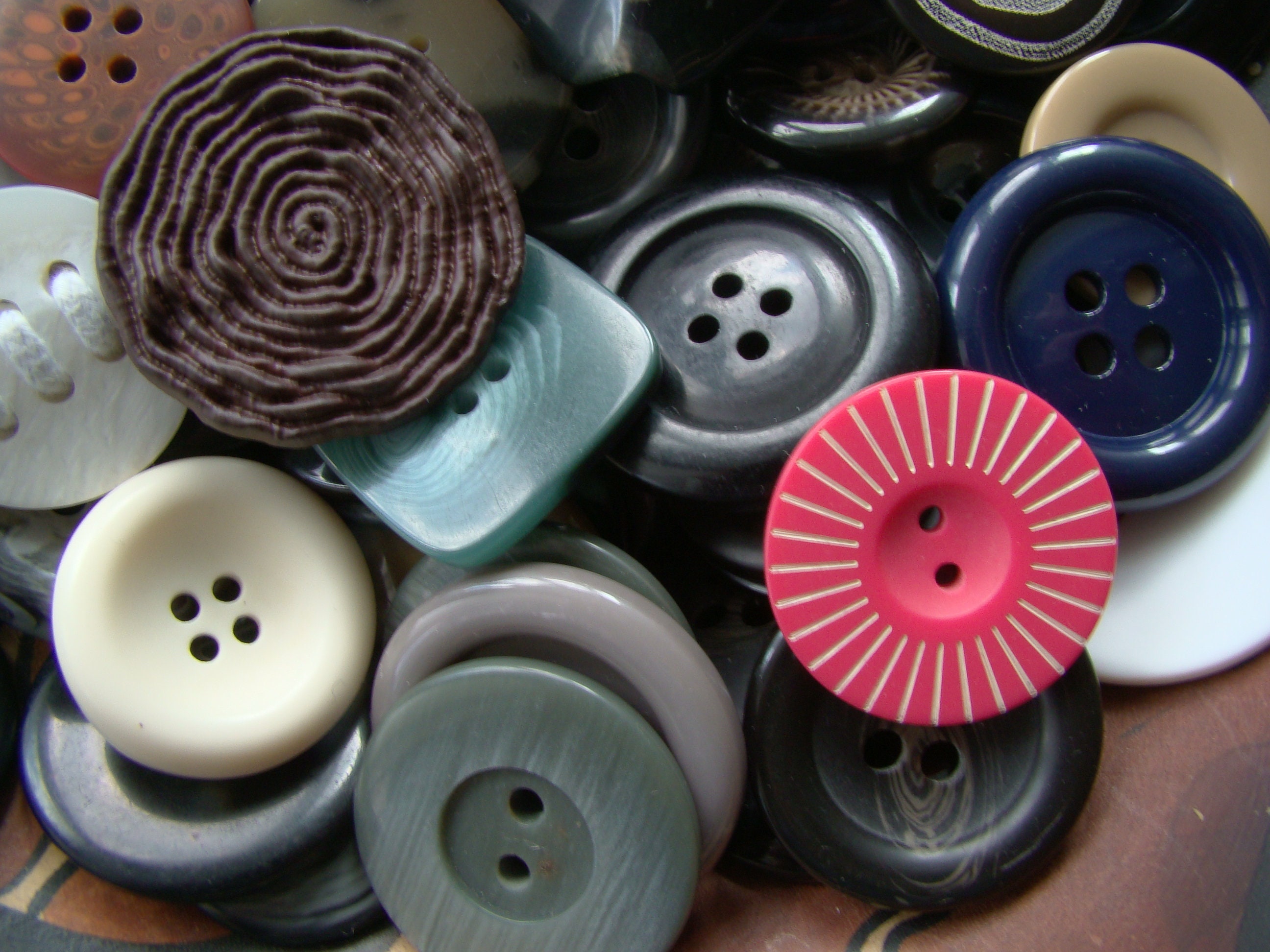 100 Random Buttons Bulk / 25mm - 50mm, 1 - 2 Inch Buttons / Assorted 2 ...