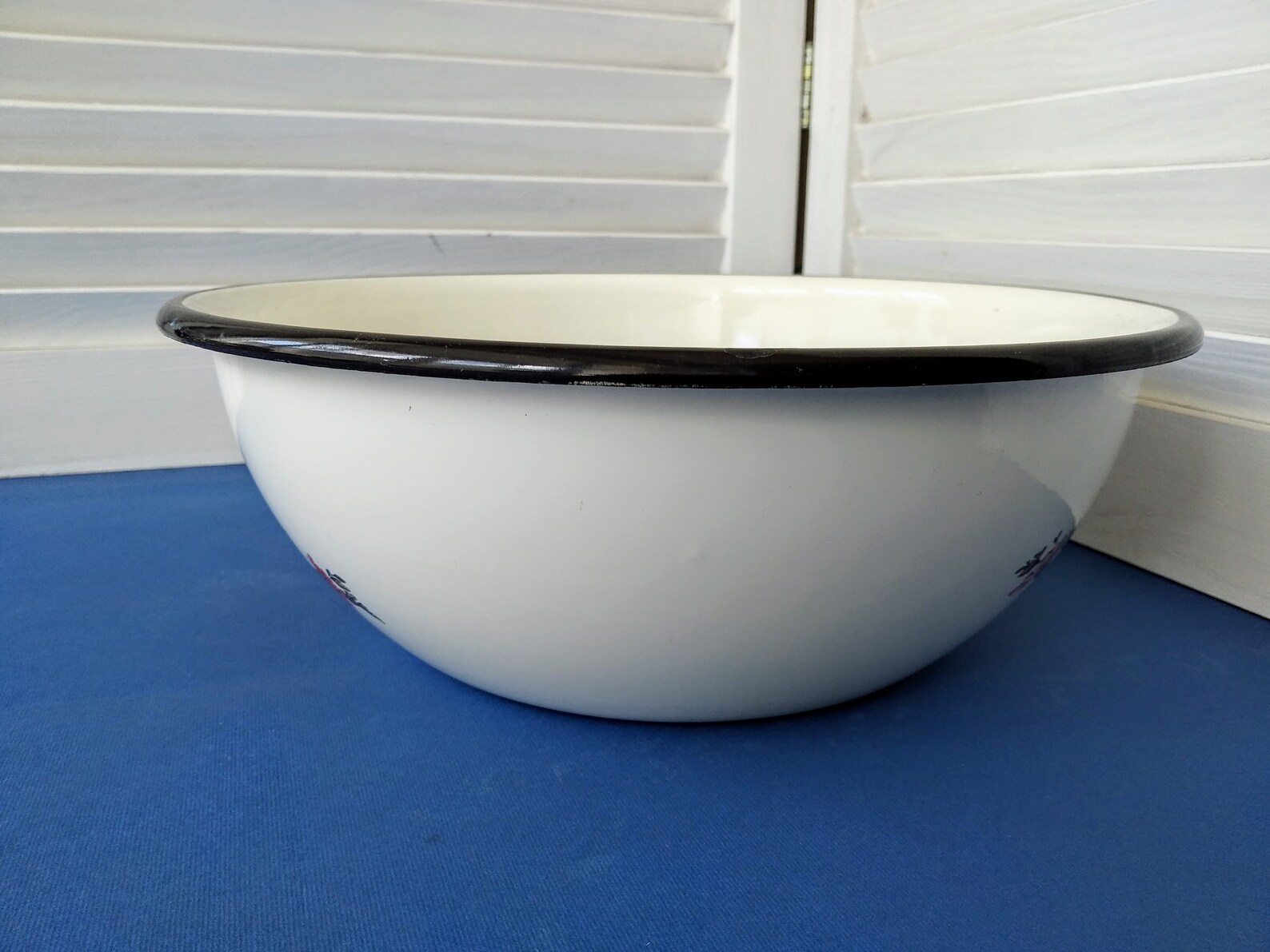4L Vintage white enamel bowl with floral pattern Enamelware Etsy