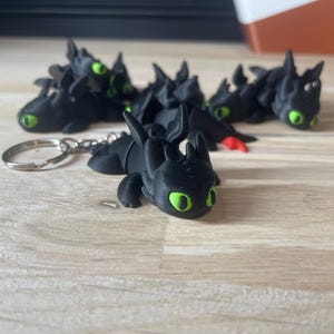 ナイトフューリー 関節式キーホルダー – ドラゴン カートゥーン – 3Dプリント – トゥースレス / クロクモウ
