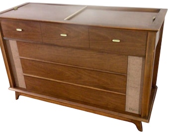 MCM Vintage Mid-Century Modern Magnavox High-Fidelity Stereo Console – Walnut Wood, Retro Audio Elegance.