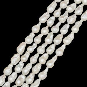 White Fresh Water Pearl Baroque Fireball Shape Size 10-20x15-33mm 15.5" Strand immagine 4