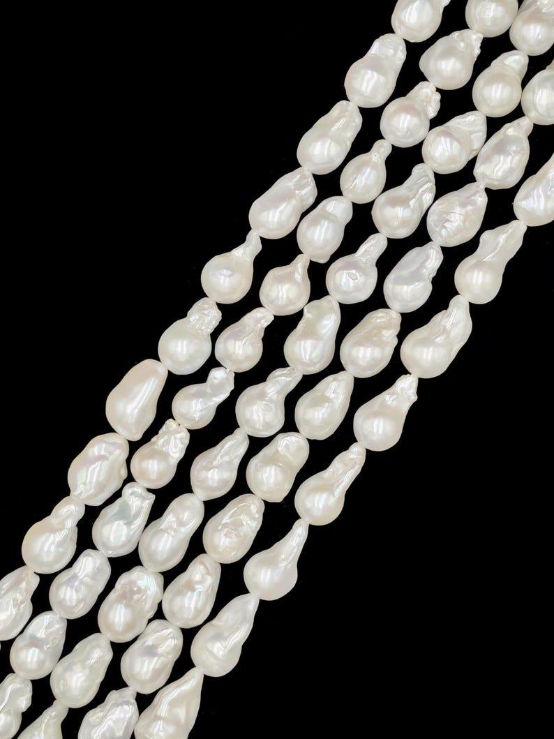 White Fresh Water Pearl Baroque Fireball Shape Size 10-20x15-33mm 15.5" Strand immagine 4