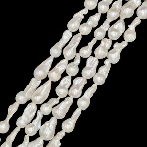 White Fresh Water Pearl Baroque Fireball Shape Size 10-20x15-33mm 15.5" Strand immagine 3