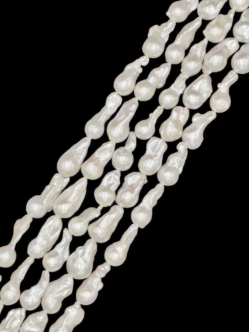 White Fresh Water Pearl Baroque Fireball Shape Size 10-20x15-33mm 15.5" Strand immagine 3