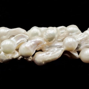 White Fresh Water Pearl Baroque Fireball Shape Size 10-20x15-33mm 15.5" Strand immagine 2