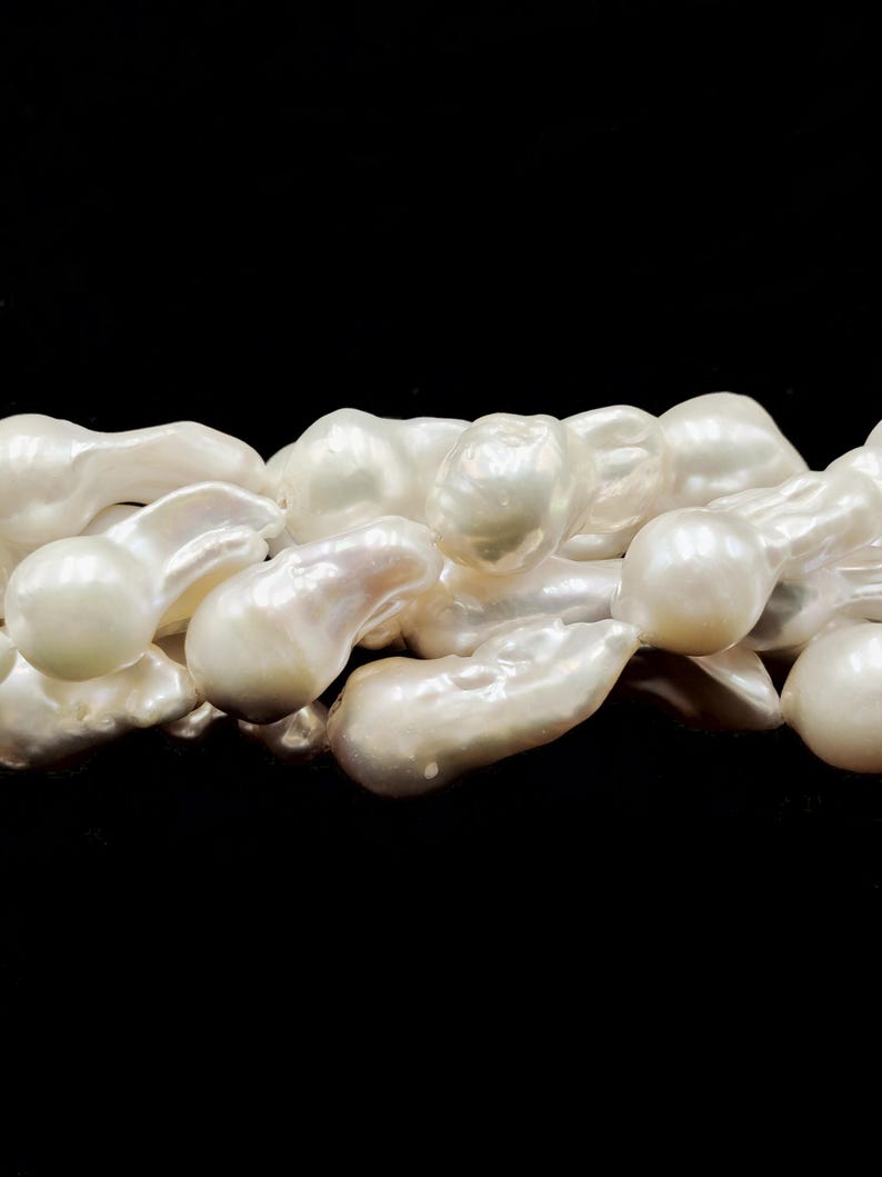 White Fresh Water Pearl Baroque Fireball Shape Size 10-20x15-33mm 15.5" Strand immagine 2