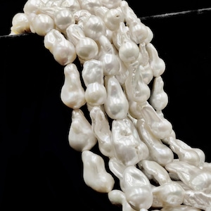 White Fresh Water Pearl Baroque Fireball Shape Size 10-20x15-33mm 15.5" Strand immagine 1