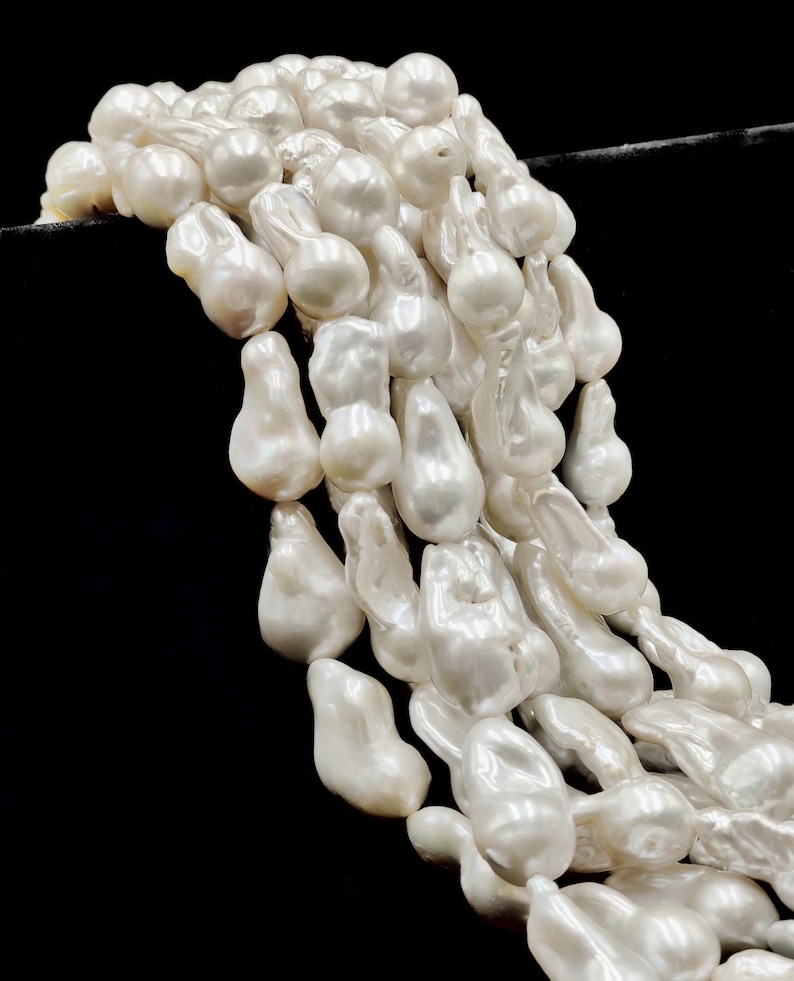 White Fresh Water Pearl Baroque Fireball Shape Size 10-20x15-33mm 15.5" Strand immagine 1