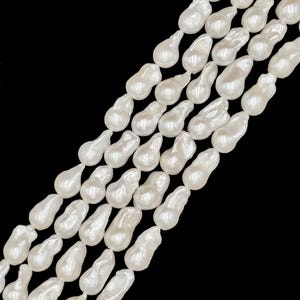 White Fresh Water Pearl Baroque Fireball Shape Size 10-20x15-33mm 15.5" Strand immagine 5