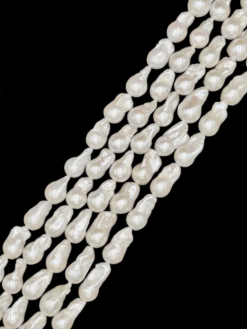 White Fresh Water Pearl Baroque Fireball Shape Size 10-20x15-33mm 15.5" Strand immagine 5