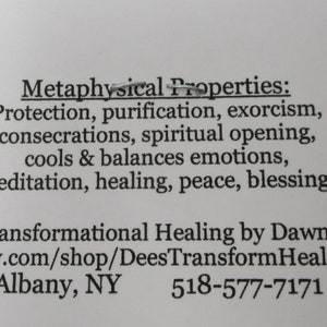 Puede incluir: Una tarjeta blanca con texto negro que describe las propiedades metaf&iacute;sicas de un producto. El texto dice: "Propiedades metaf&iacute;sicas: Protecci&oacute;n, purificaci&oacute;n, exorcismo, consagraciones, apertura espiritual, enfr&iacute;a y equilibra las emociones, meditaci&oacute;n, sanaci&oacute;n, paz, bendiciones. Sanaci&oacute;n transformadora por Dawna Etsy.com/shop/DeesTransformHealing Albany, NY 518-577-7171"