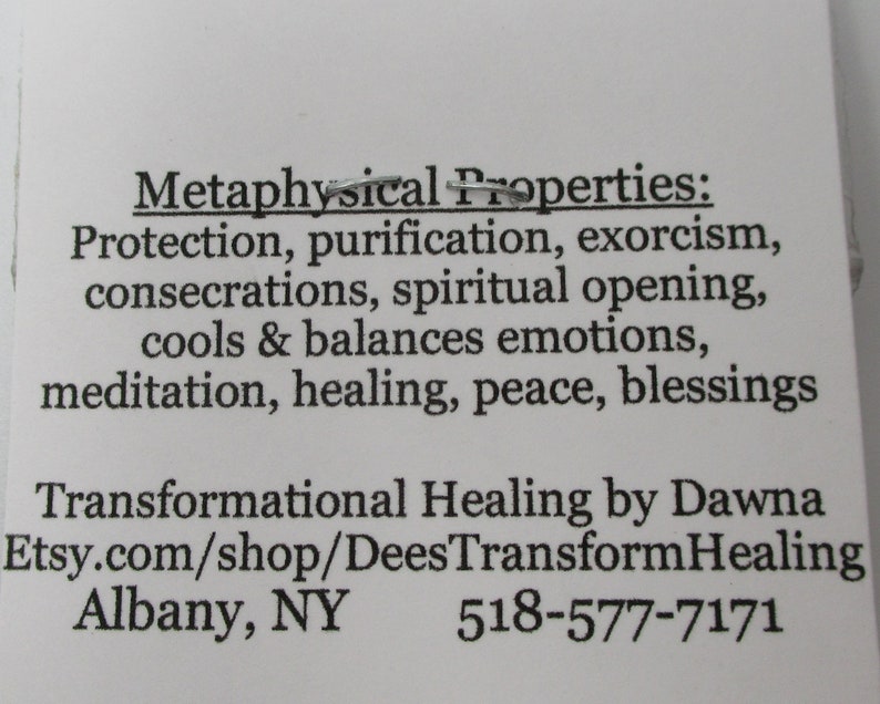Puede incluir: Una tarjeta blanca con texto negro que describe las propiedades metaf&iacute;sicas de un producto. El texto dice: "Propiedades metaf&iacute;sicas: Protecci&oacute;n, purificaci&oacute;n, exorcismo, consagraciones, apertura espiritual, enfr&iacute;a y equilibra las emociones, meditaci&oacute;n, sanaci&oacute;n, paz, bendiciones. Sanaci&oacute;n transformadora por Dawna Etsy.com/shop/DeesTransformHealing Albany, NY 518-577-7171"