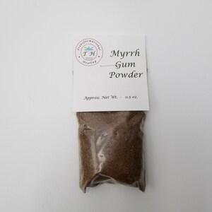 Puede incluir: Una peque&ntilde;a bolsa blanca con una etiqueta que dice "Myrrh Gum Powder" y "Approx. Net Wt. - 0.5 oz.". La bolsa contiene un polvo marr&oacute;n.