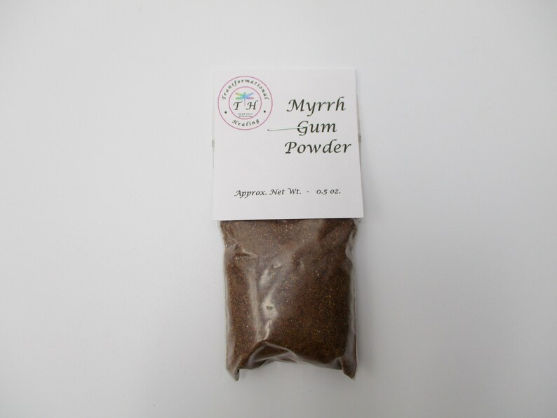 Puede incluir: Una peque&ntilde;a bolsa blanca con una etiqueta que dice "Myrrh Gum Powder" y "Approx. Net Wt. - 0.5 oz.". La bolsa contiene un polvo marr&oacute;n.