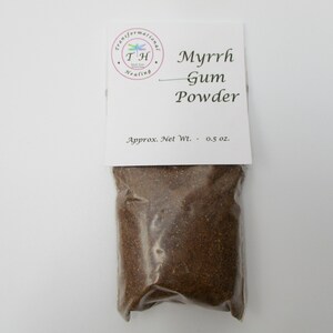 Puede incluir: Una peque&ntilde;a bolsa de pl&aacute;stico transparente llena de polvo de goma de mirra marr&oacute;n. La bolsa tiene una etiqueta blanca que dice "Myrrh Gum Powder" y "Approx. Net Wt. - 0.5 oz."