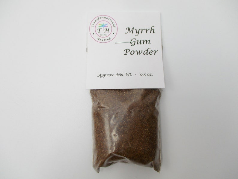 Puede incluir: Una peque&ntilde;a bolsa de pl&aacute;stico transparente llena de polvo de goma de mirra marr&oacute;n. La bolsa tiene una etiqueta blanca que dice "Myrrh Gum Powder" y "Approx. Net Wt. - 0.5 oz."