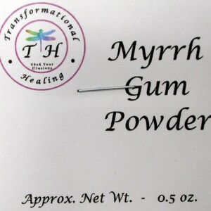 Puede incluir: Una etiqueta blanca con texto negro que dice "Myrrh Gum Powder" y "Approx. Net Wt. - 0.5 oz.". Un peque&ntilde;o logotipo de mariposa colorido se encuentra en la esquina superior izquierda con el texto "Transformational TH Healing".