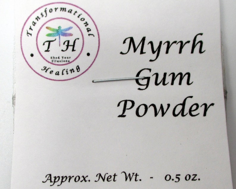 Puede incluir: Una etiqueta blanca con texto negro que dice "Myrrh Gum Powder" y "Approx. Net Wt. - 0.5 oz.". Un peque&ntilde;o logotipo de mariposa colorido se encuentra en la esquina superior izquierda con el texto "Transformational TH Healing".