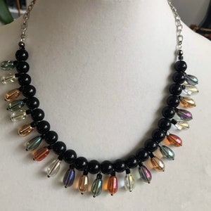 Colar Babete Preto Ônix com Lágrimas Iridescentes