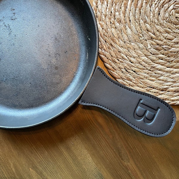 Leather Pan Holder in 2 colors and 3 sizes, Leather Skillet Handle Cover, Heat-resistant Skillet Handle Cover, Best Housewarming Gift