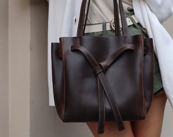 Bolso mediano de piel con cierre magnético o con gancho, correa cruzada opcional, color chocolate oscuro mate